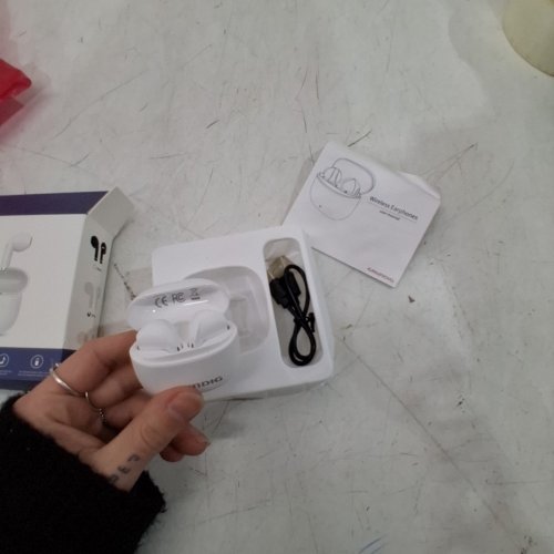 GRUNDIG BLUETOOTH WIRELESS EARBUDS WITH CHARGING CASE - WHITE image 3