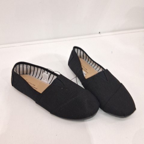 WOMEN'S TIME AND TRU SLIP-ON FLATS - SIZE 9 - BLACK image 2