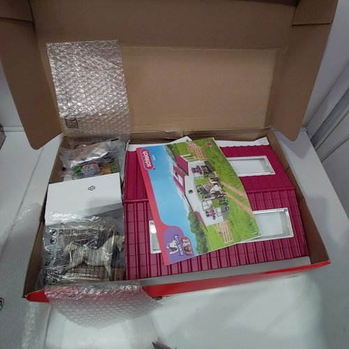 SCHLEICH NORTH AMERICA HORSE CLUB RIDING CENTER WITH ACCESSORIES. MULTI COLOR (MODEL#42344) image 2