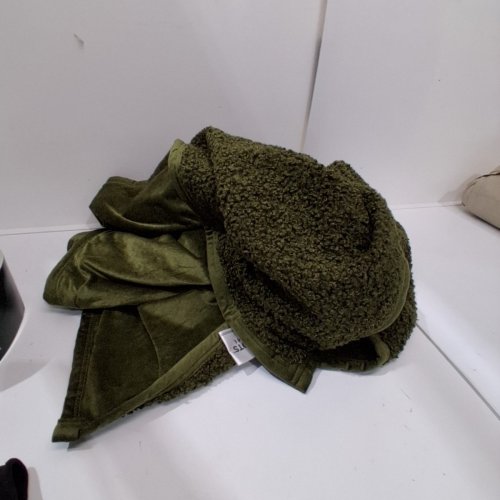 ROOTS HOME SHERPA THROW BLANKET - 50" X 70" - GREEN/WHITE (ITEM: 2620482) image 2