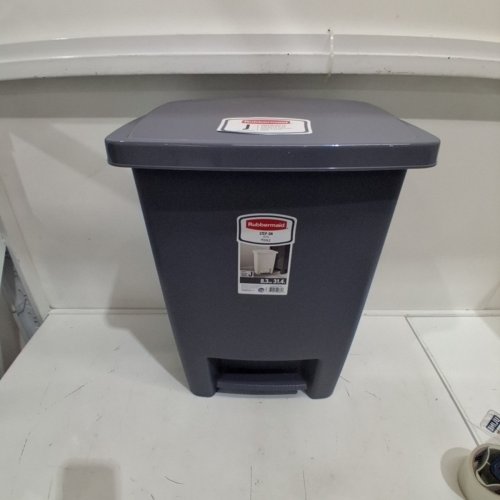 RUBBERMAID PLASTIC STEP ON TRASH CAN - 8.3GAL - GREY image 2
