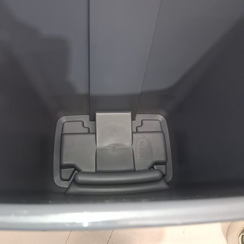 RUBBERMAID PLASTIC STEP ON TRASH CAN - 8.3GAL - GREY image 3