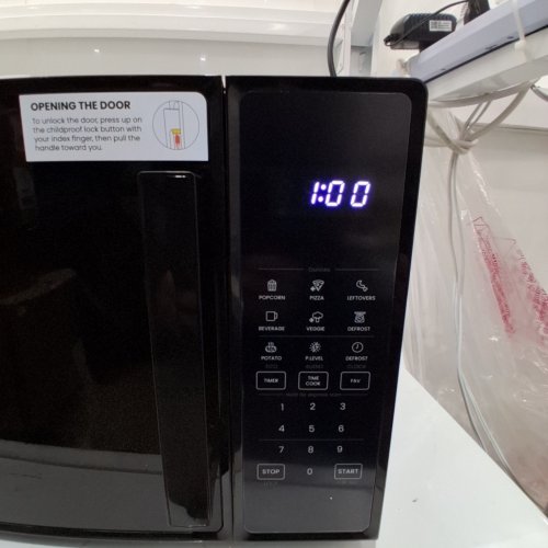 CHEFMAN COUNTERTOP MICROWAVE OVEN - 1.1CU.FT. - BLACK - (MODEL: RJ55-11-V2-CA) image 2