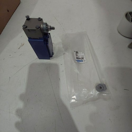 TELEMECANIQUE SENSORS LIMIT SWITCH WITH THERMOPLASTIC ROUND ROD LEVER (MODEL: XCKJ10559H29) image 3