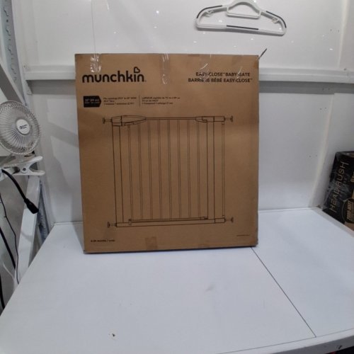 MUNCHKIN EASY CLOSE METAL BABY GATE - 29.5" - 35" X 29.5" - WHITE image 4