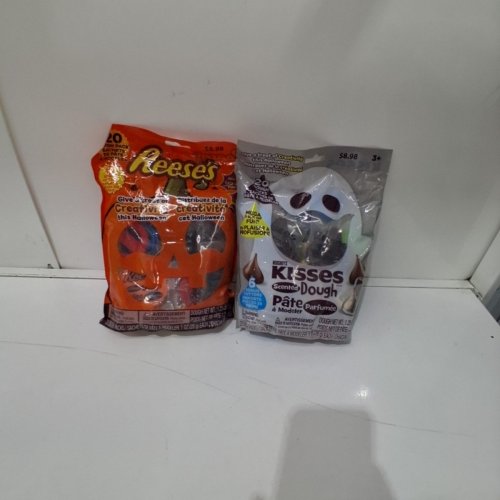 2 (20PC) REESE & HERSHEYS SCENTED DOUGH HALLOWEEN FAVOUR PACKS - 40 TOTAL image 2