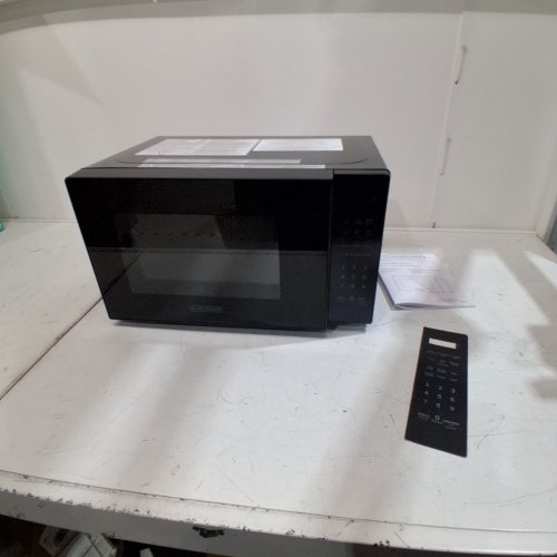 BLACK + DECKER 10 POWER LEVEL COMPACT COUNTERTOP MICROWAVE - 0.7 CU.FT / 700W - BLACK (MODEL: EM720CP7/CA) image 3
