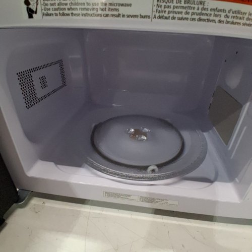 BLACK + DECKER 10 POWER LEVEL COMPACT COUNTERTOP MICROWAVE - 0.7 CU.FT / 700W - BLACK (MODEL: EM720CP7/CA) image 4
