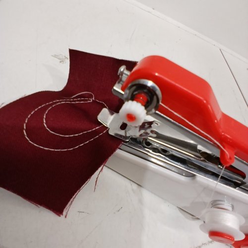 CHENSHENG HANDHELD SEWING MACHINE - WHITE/RED image 3