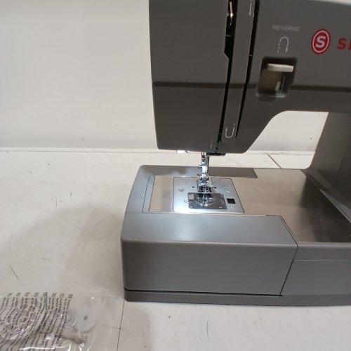 SINGER 4423 HEAVY DUTY SEWING MACHINE image 4