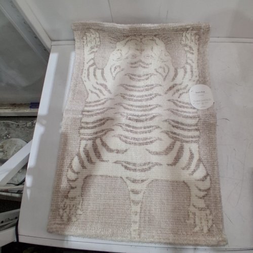 THRESHOLD PATTERNED BATH RUG - 20" X 30" - TIGER - CREAM image 3