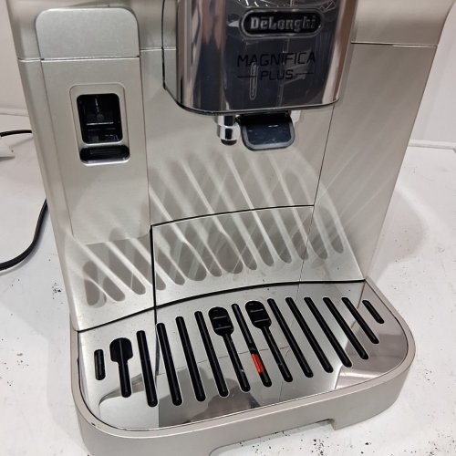DE’LONGHI MAGNIFICA PLUS AUTOMATIC ESPRESSO MACHINE WITH 18 ONE-TOUCH DRINK RECIPES, AUTOMATIC MILK FROTHING SYSTEM, 3.5″ TOUCHSCREEN DISPLAY, 60 OZ WATER TANK AND 15-BAR PUMP - BLACK/SILVER (MODEL: ECAM32070SB) image 5