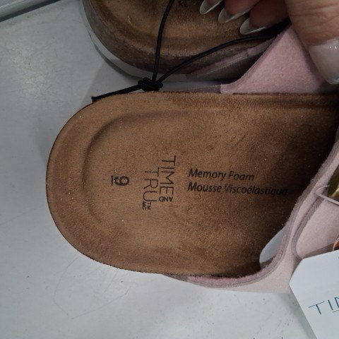 WOMEN'S TIME AND TRUE 3 STRAP SANDALS - SIZE 9 - PINK image 4
