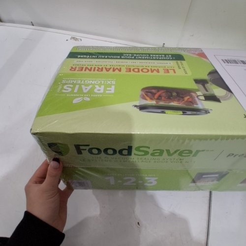 FOODSAVER PRESERVE VACUUM SEALER KIT WITH BAGS, ROLLS AND MARINATE CONTAINER - BLACK (MODEL: 5558298) image 3