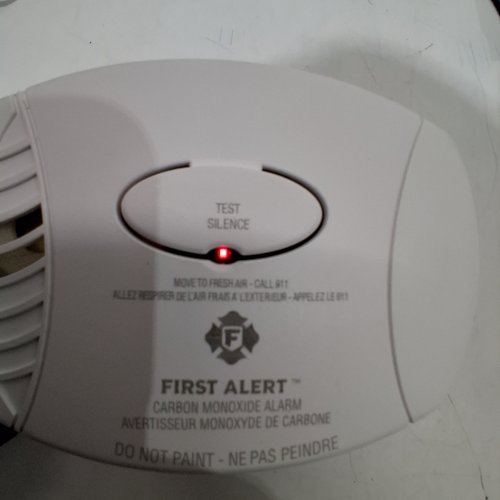 FIRST ALERT BATTERY POWERED CARBON MONOXIDE ALARM - WHITE (MODEL: C0606A) image 3