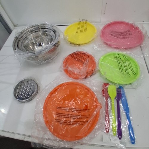 5PC MIXING BOWLS WITH LIDS, UTENSILS, GRATER ATTACHMENTS - STAINLESS STEEL image 2
