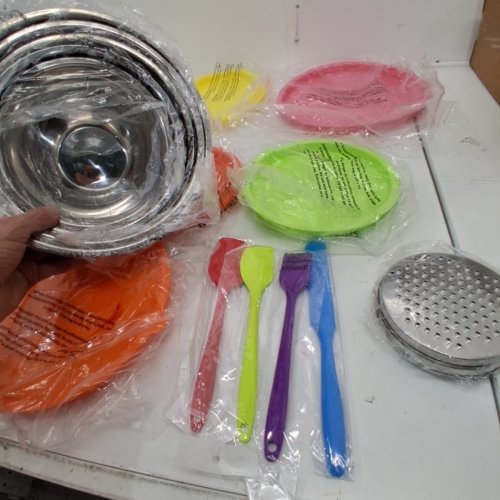 5PC MIXING BOWLS WITH LIDS, UTENSILS, GRATER ATTACHMENTS - STAINLESS STEEL image 3