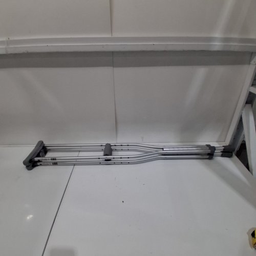MEDLINE STANDARD ALUMINIUM CRUTCHES FOR ADULTS - SILVER- ( MODEL MDSV80535) image 2