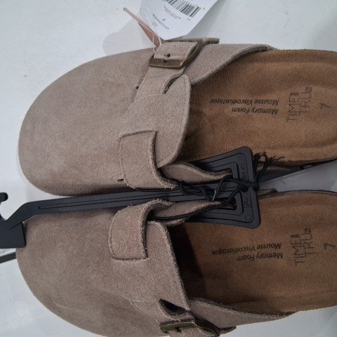 WOMEN'S TIME AND TRUE CLOSED-TOE BUCKLE CLOGS - SIZE 7 - BROWN image 2