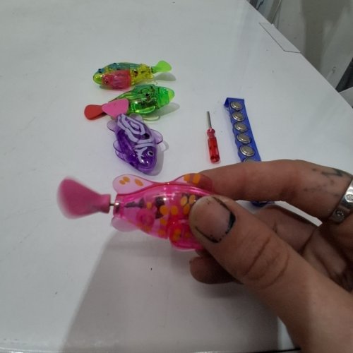 4PC ROBOT FISH CAT TOY WITH BATTERIES - ASSORTED COLOURS image 2