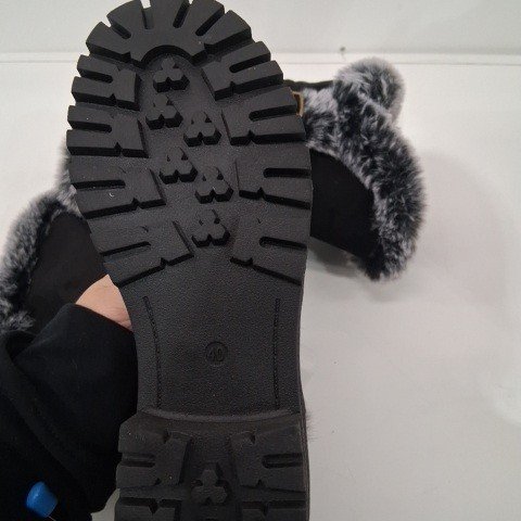 WOMEN'S SNOW BOOTS - SIZE 9.5 - BLACK/GREY image 4