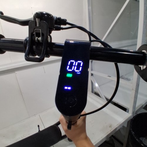 FOLDABLE ELECTRIC SCOOTER FOR ADULTS - 350 W - 30-40KM RANGE - BLACK/RED (MODEL: W5/W6) image 3