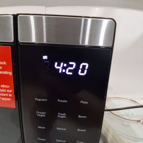 FRIGIDAIRE MICROWAVE OVEN - 0. 9CU.FT - 900W - STAINLESS STEEL (MODEL: EMW959-C) image 2