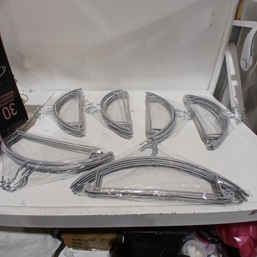 30 NON-SLIP COATED HANGERS - GRAY (ITEM: 1937962) image 2