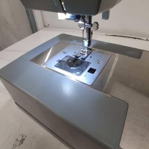 SINGER HEAVY DUTY SEWING MACHINE - 15.5" X 6" X 12" - 84W - GREY (MODEL: 4452) image 2