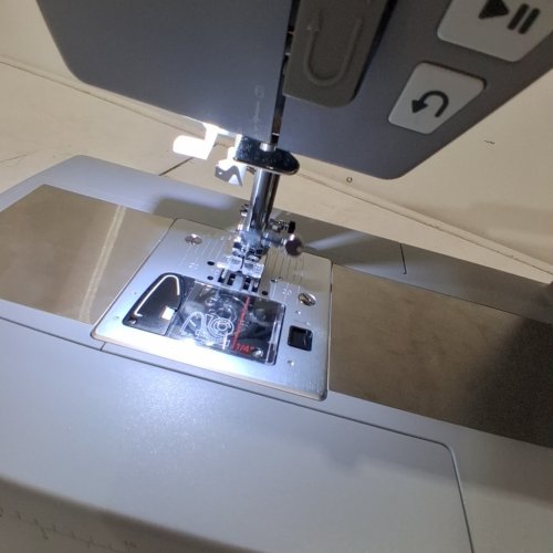 SINGER HEAVY DUTY 6800C COMPUTERIZED SEWING MACHINE WITH ACCESSORY KIT - GREY - (MODEL: HD6800C) image 3