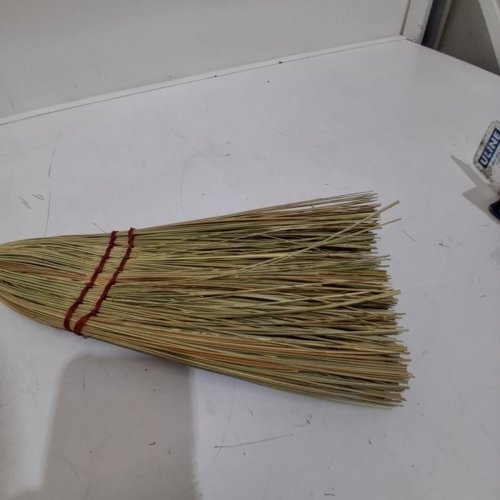 SPARTA BLENDED CORN BROOM WITH WOOD HANDLE FOR INDOOR & OUTDOOR USE - 34" - RED (MODEL: 368100) image 3