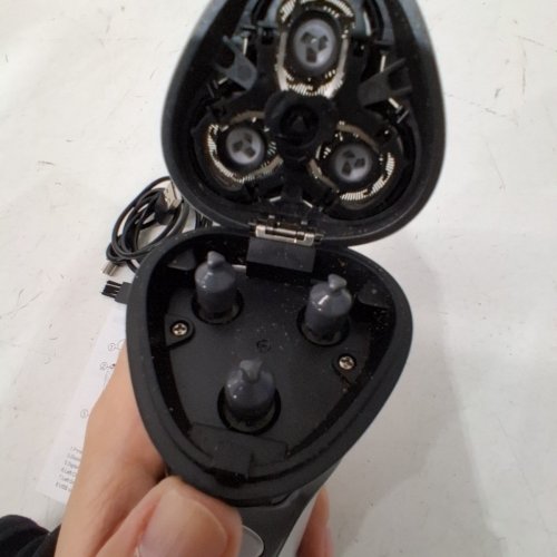 NANSHA ELECTRIC SHAVER - 3.7 V 5W - BLACK / SILVER (MODEL: RT53) image 4