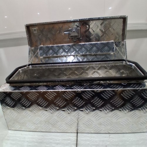 VEVOR HEAVY DUTY DIAMOND PLATE ALUMINUM WATERPROOF PICKUP TRUCK BED TOOL CHEST WITH HANDLES AND LOCK KEYS - 39"X13" (MODEL: JL-TB19-6) image 4