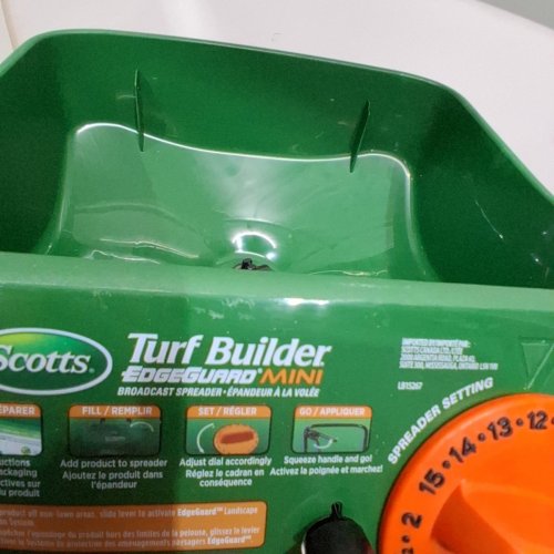 SCOTTS TURF BUILDER EDGEGUARD MINI BROADCAST SPREADER - GREEN image 3