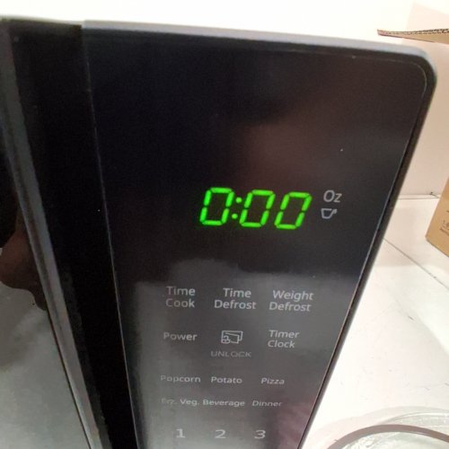 BLACK + DECKER 10 POWER LEVEL COMPACT COUNTERTOP MICROWAVE - 0.7 CU.FT / 700W - BLACK (MODEL: EM720CP7/CA) image 2