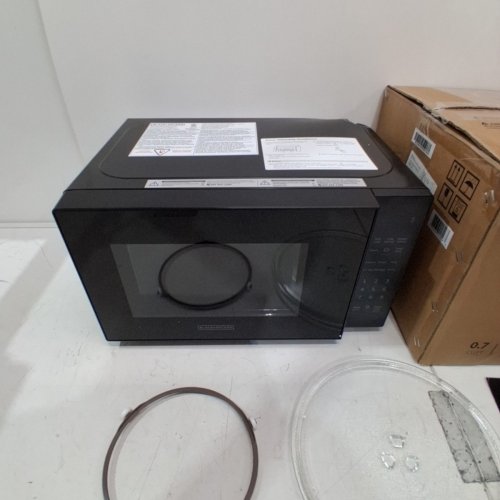 BLACK + DECKER 10 POWER LEVEL COMPACT COUNTERTOP MICROWAVE - 0.7 CU.FT / 700W - BLACK (MODEL: EM720CP7/CA) image 4