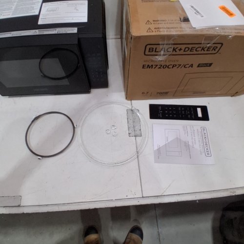 BLACK + DECKER 10 POWER LEVEL COMPACT COUNTERTOP MICROWAVE - 0.7 CU.FT / 700W - BLACK (MODEL: EM720CP7/CA) image 6