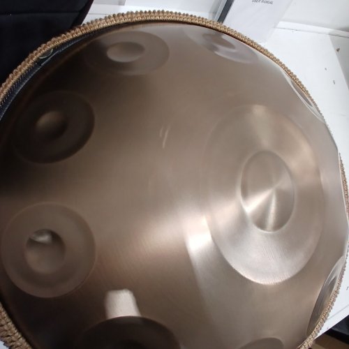 VEVOR HANDPAN DRUM WITH MALLETS AND ACCESSORIES- 22", 10 NOTES, D MINOR, 432HZ- GOLD/TAN (MODEL: GOLDEN-10 TONE SOUND-D MINOR) image 3