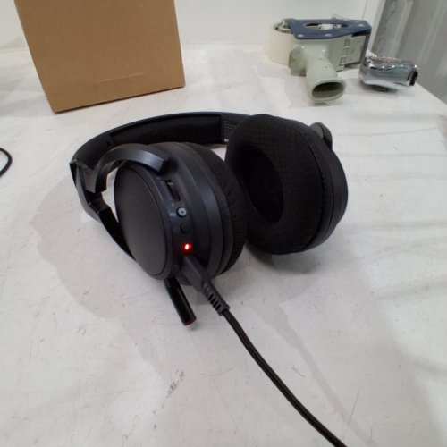 ONN. RECHARGEABLE WIRELESS GAMING HEADSET WITH 2.4 GHZ USB CONNECTOR - BLACK (MODEL: 100025012) image 2