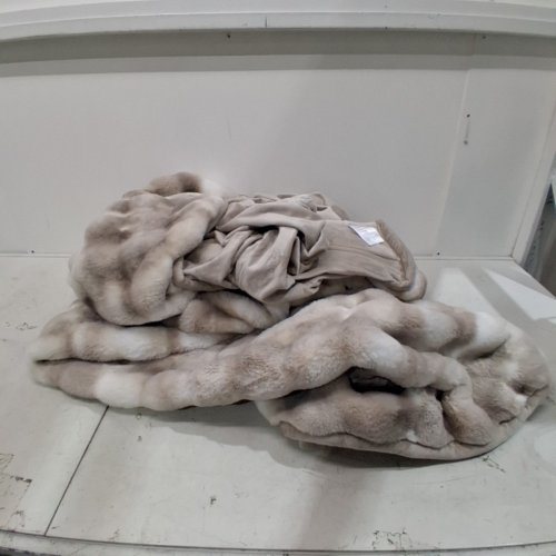 HOUSE & HOME BY/PAR LYNDA REEVES PLUSH THROW BLANKET - BEIGE (MODEL: 6536972) image 2