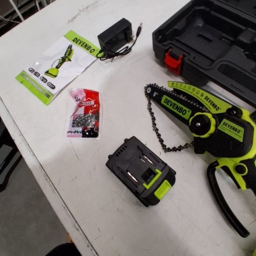 DEVENBO CORDLESS HANDHELD ELECTRIC PORTABLE MINI CHAINSAW - 6" / 880W / 2000 MAH BATTERY - BLACK / GREEN (MODEL: ZHDJ-01) image 3
