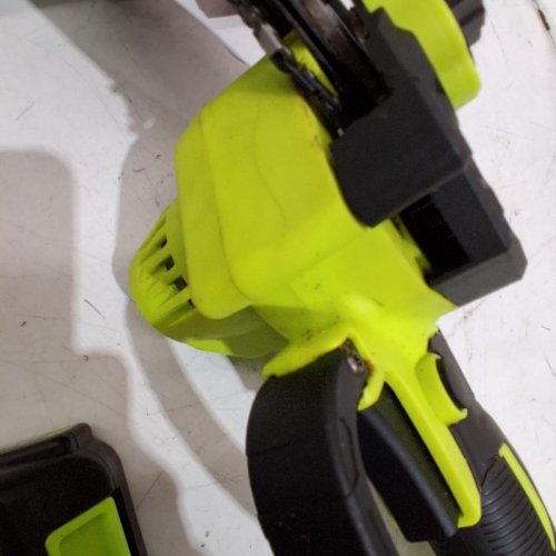 DEVENBO CORDLESS HANDHELD ELECTRIC PORTABLE MINI CHAINSAW - 6" / 880W / 2000 MAH BATTERY - BLACK / GREEN (MODEL: ZHDJ-01) image 4