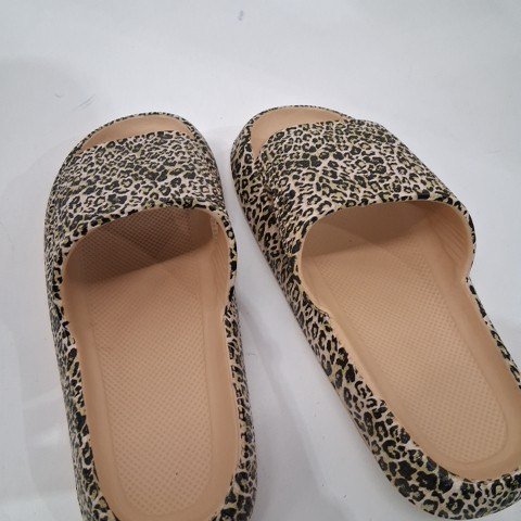 WOMEN'S LEOPARD PRINT SLIP-ON MULE SLIPPERS - SIZE 6-7 (36-37) - TAN AND BLACK image 2
