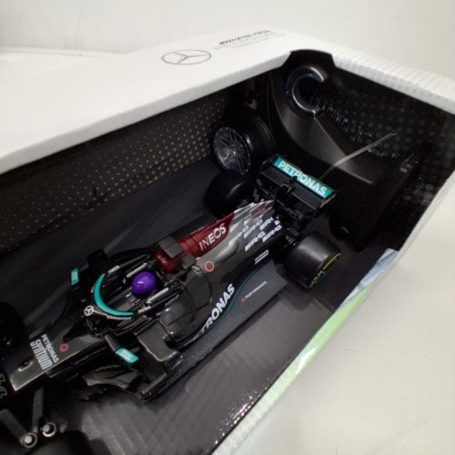 MAISTO TECH RC REMOTE CONTROL CAR WITH PISTOL GRIP CONTROLS - 1:24 SCALE - MERCEDES AMG F1 W12 E PERFORMANCE LEWIS HAMILTON (2021) (MODEL: 82355) image 3