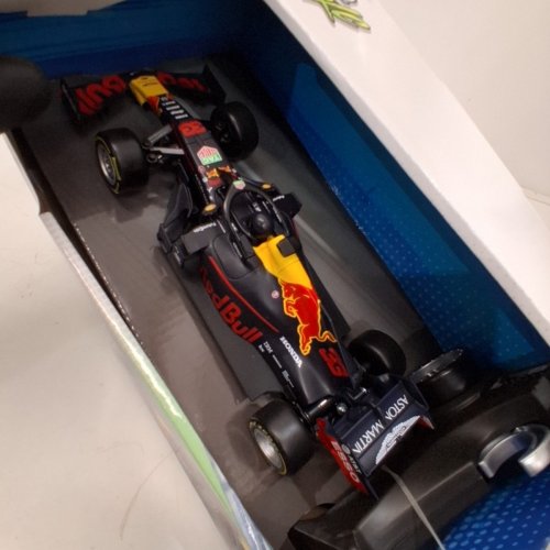 MAISTO TECH RC REMOTE CONTROL CAR WITH PISTOL GRIP CONTROLS - 1:24 SCALE - RED BULL RACING RB18 (2022) ORACLE - BLACK image 2