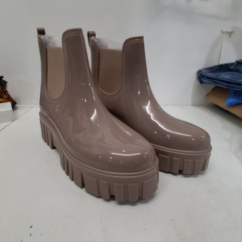 WOMENS CHELSEA PLATFORM SLIP ON BOOTS - SIZE 41/ 10-10.5 - TAUPE image 2