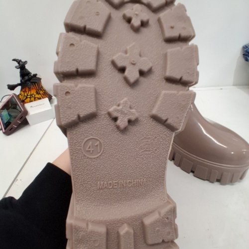 WOMENS CHELSEA PLATFORM SLIP ON BOOTS - SIZE 41/ 10-10.5 - TAUPE image 3