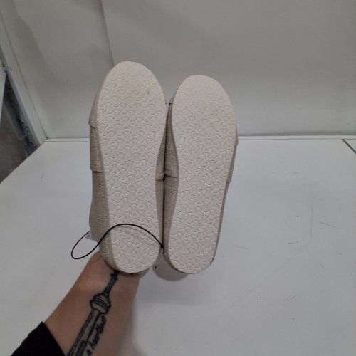 WOMEN'S TIME AND TRU CANVAS SLIP-ON SHOES - SIZE 7 - BEIGE (STYLE: 22HARMONYM26) image 4