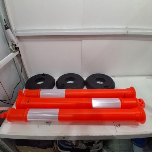 3PK VEVOR TRAFFIC DELINEATOR POSTS - 45" - ORANGE/WHITE/BLACK image 2