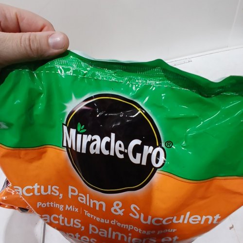 2PK MIRACLE-GRO POTTING SOIL MIX FOR CACTUS, PALM AND SUCCULENT PLANTS - 8.8 L (MODEL: 73018010) image 3